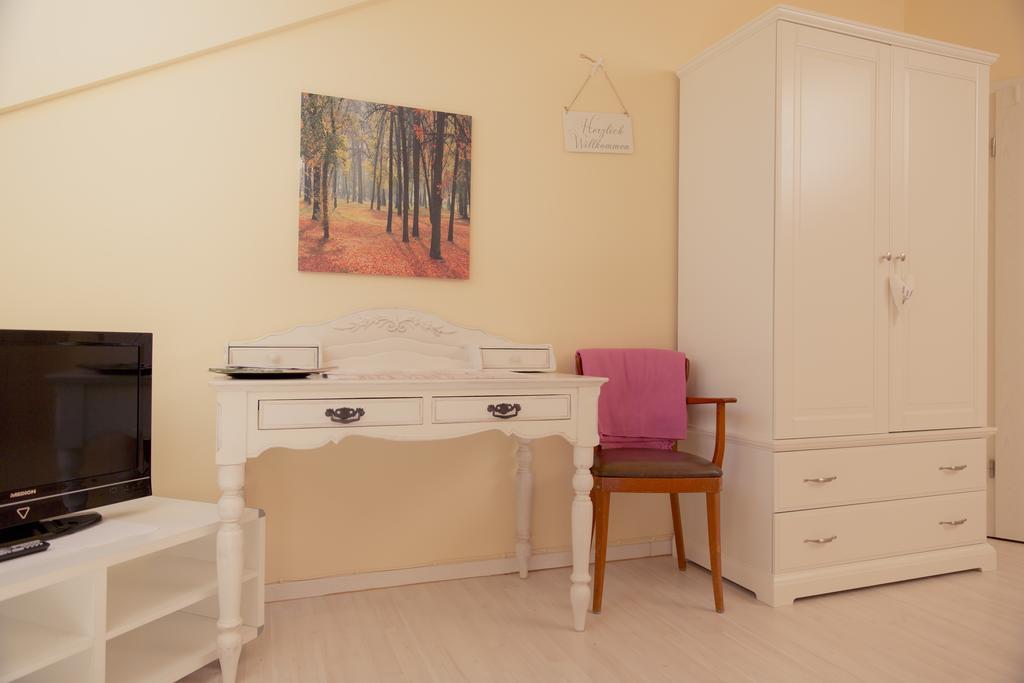 Heinsens Ellerbek Bed & Breakfast Room photo